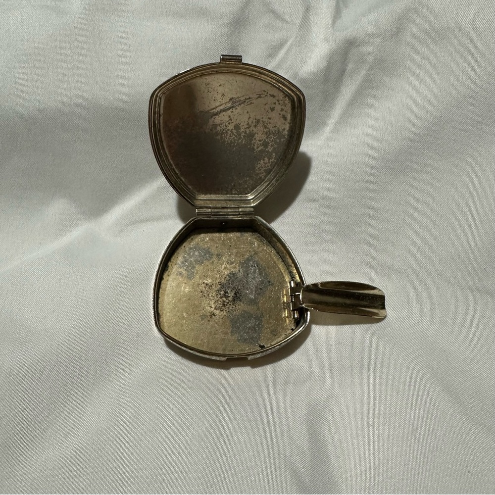 Vintage Compact Portrait Portable Ashtray - Picture 2 of 3